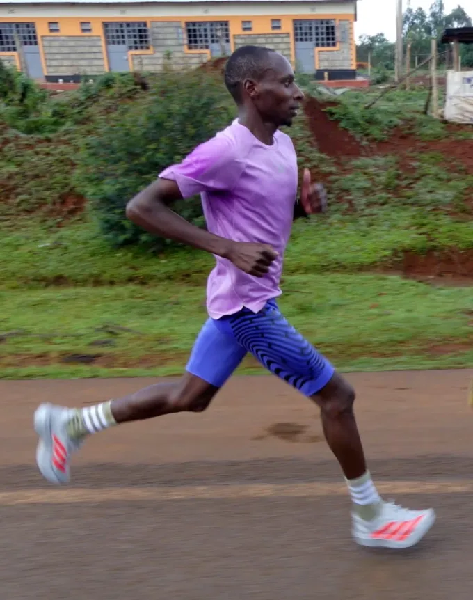 Sabastian Sawe và cú chạy 1 giờ 59 phút 30 giây: Từ cậu bé nghèo Kenya đến người xóa sổ ranh giới 2 giờ marathon- Ảnh 2. Sabastian Sawe và cú chạy 1 giờ 59 phút 30 giây: Từ cậu bé nghèo Kenya đến người xóa sổ ranh giới 2 giờ marathon- Ảnh 2.