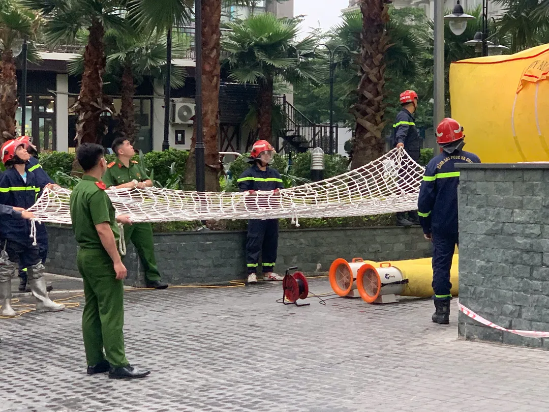 H&agrave; Nội cứu kịp người đ&agrave;n &ocirc;ng tr&egrave;o ra lan can tầng 5 chung cư - Ảnh 2.