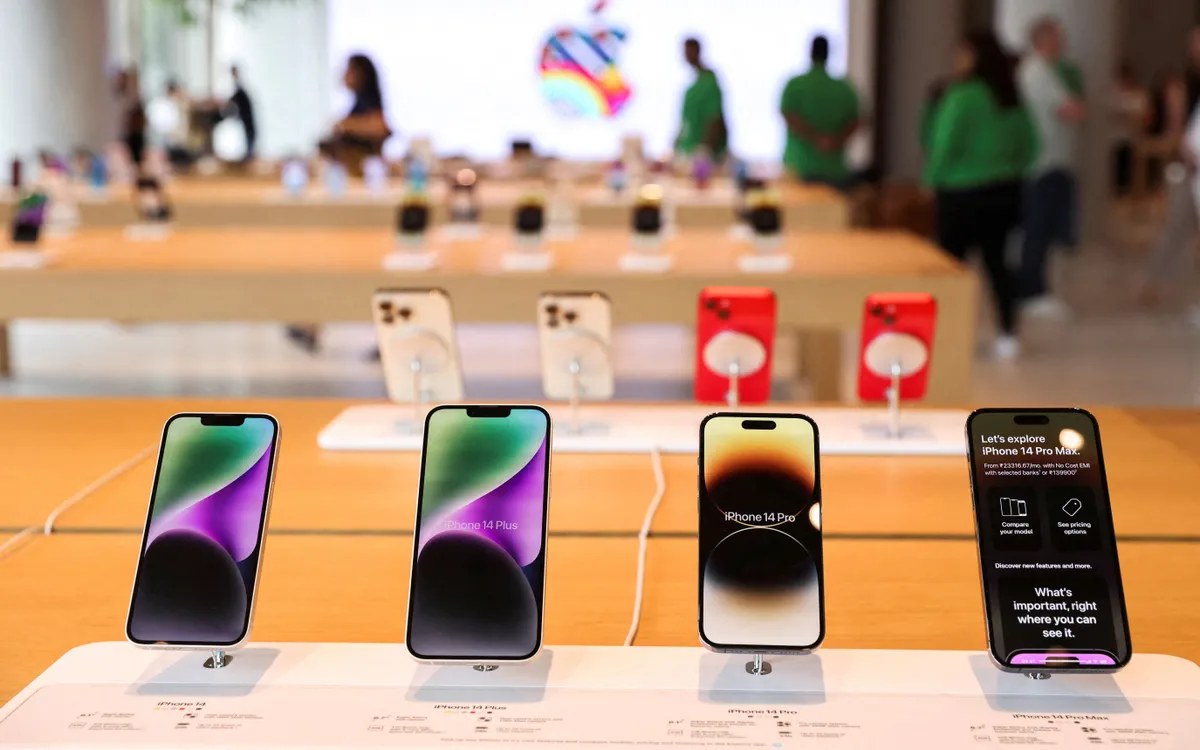 Các mẫu iPhone trưng bày tại cửa hàng Apple. (Ảnh: Reuters)