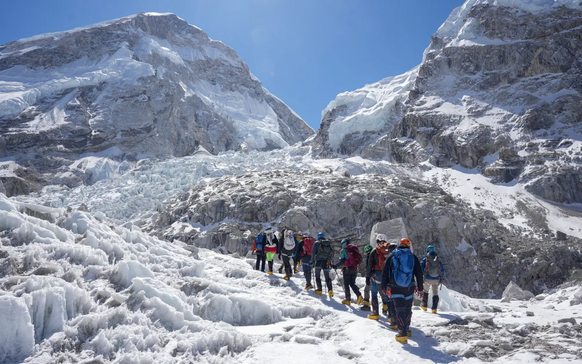 Các thành viên đoàn thám hiểm di chuyển tại Khumbu Icefall, ngày 22/4/2026. (Ảnh: Reuters)