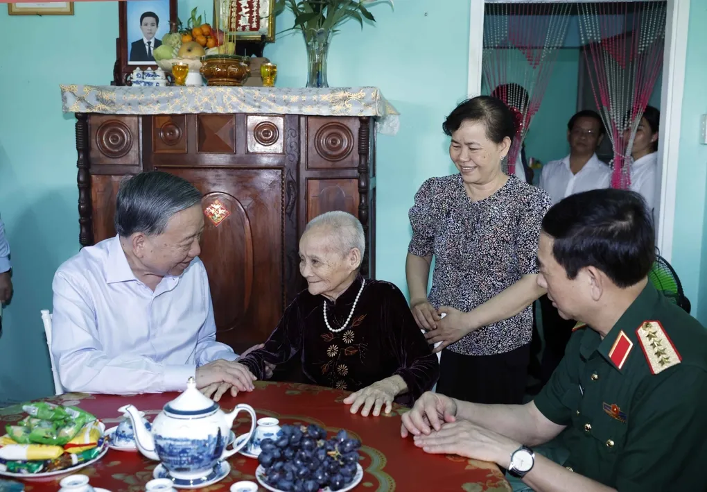 Tổng B&iacute; thư, Chủ tịch nước T&ocirc; L&acirc;m thăm, tặng qu&agrave; Mẹ Việt Nam Anh h&ugrave;ng tại TP.HCM- Ảnh 1.