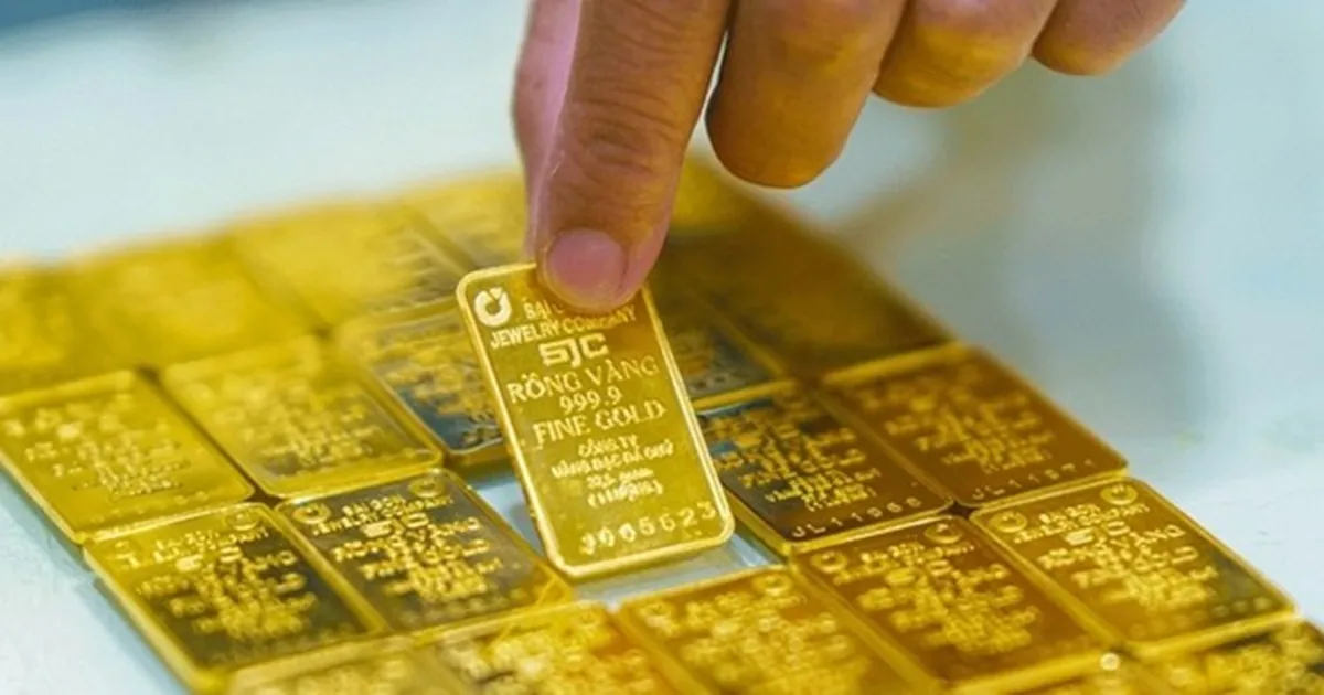 Gi&aacute; v&agrave;ng SJC lao dốc, người mua lỗ gần 6 triệu đồng mỗi lượng- Ảnh 1.