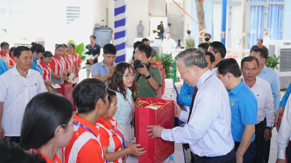 Tổng B&iacute; thư, Chủ tịch nước T&ocirc; L&acirc;m: Chăm lo to&agrave;n diện để c&ocirc;ng nh&acirc;n, người lao động c&oacute; cuộc sống ng&agrave;y c&agrave;ng tốt hơn- Ảnh 2.