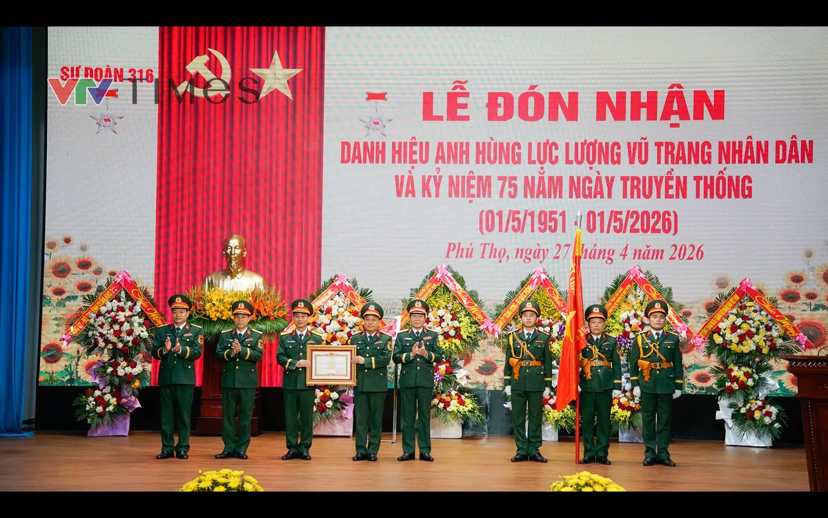 Thừa ủy quyền của Chủ tịch nước, Đại tướng Nguyễn Tân Cương trao danh hiệu Anh hùng Lực lượng vũ trang nhân dân (lần thứ 2) tặng Sư đoàn 316.