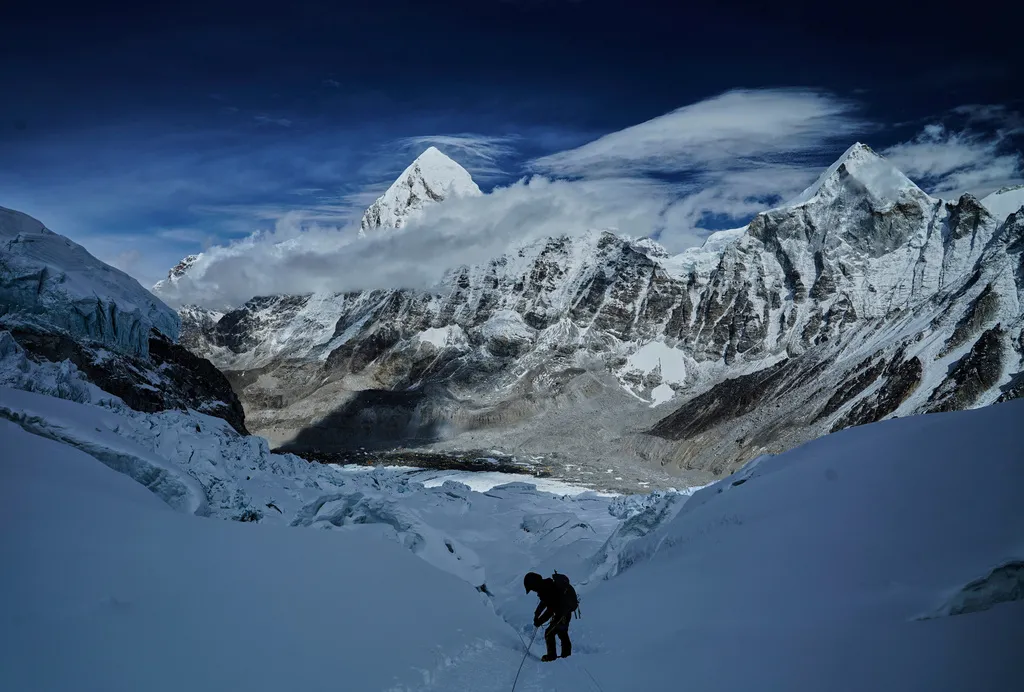 Khối băng chặn đường khiến h&agrave;ng trăm người mắc kẹt tại Everest- Ảnh 1.
