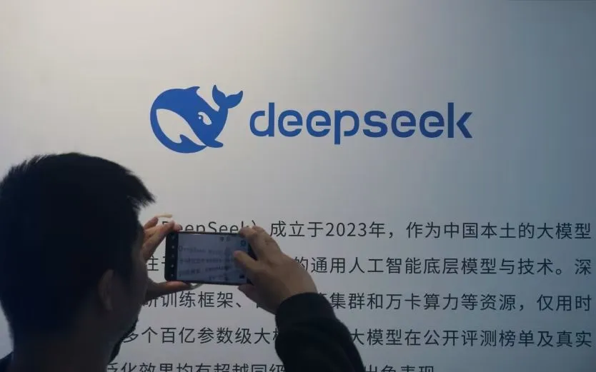 Người dân xem bảng giới thiệu mô hình AI DeepSeek tại trung tâm thương mại ở Hàng Châu, Trung Quốc, ngày 23/4/2026. (Ảnh: Getty)