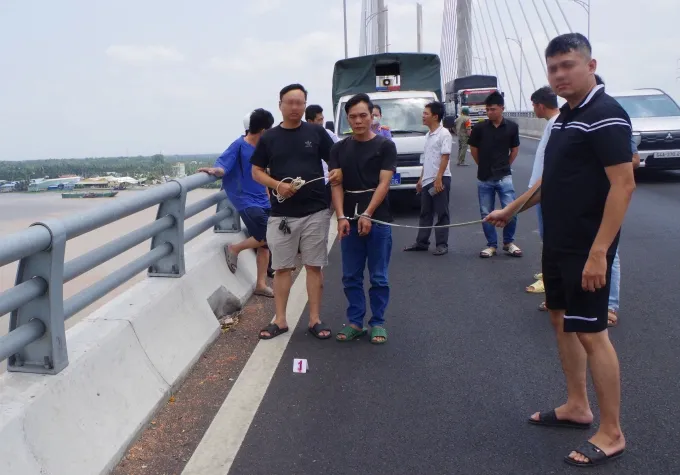 D&ugrave;ng dao đe dọa cướp t&agrave;i sản tr&ecirc;n cầu, nghi phạm c&oacute; nhiều tiền &aacute;n bị bắt giữ- Ảnh 1.