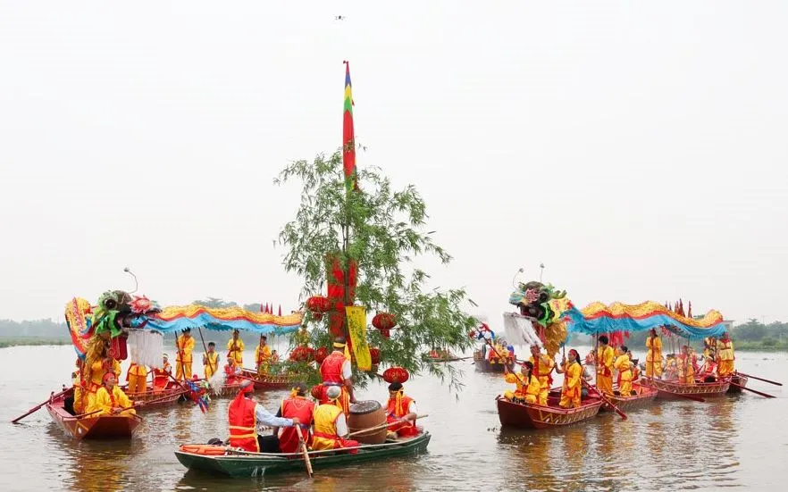 Nghi thức rước nước trên sông Hoàng Long về Đền thờ Vua Đinh Tiên Hoàng.