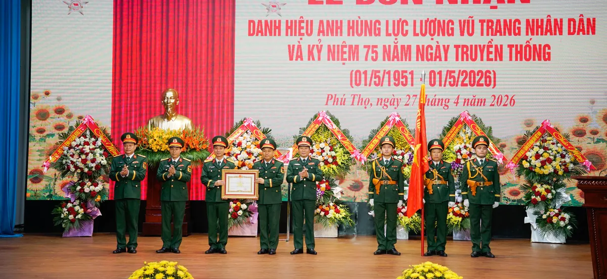 Sư đo&agrave;n 316 đ&oacute;n nhận danh hiệu Anh h&ugrave;ng Lực lượng vũ trang Nh&acirc;n d&acirc;n lần thứ hai, kỷ niệm 75 năm ng&agrave;y truyền thống- Ảnh 3.