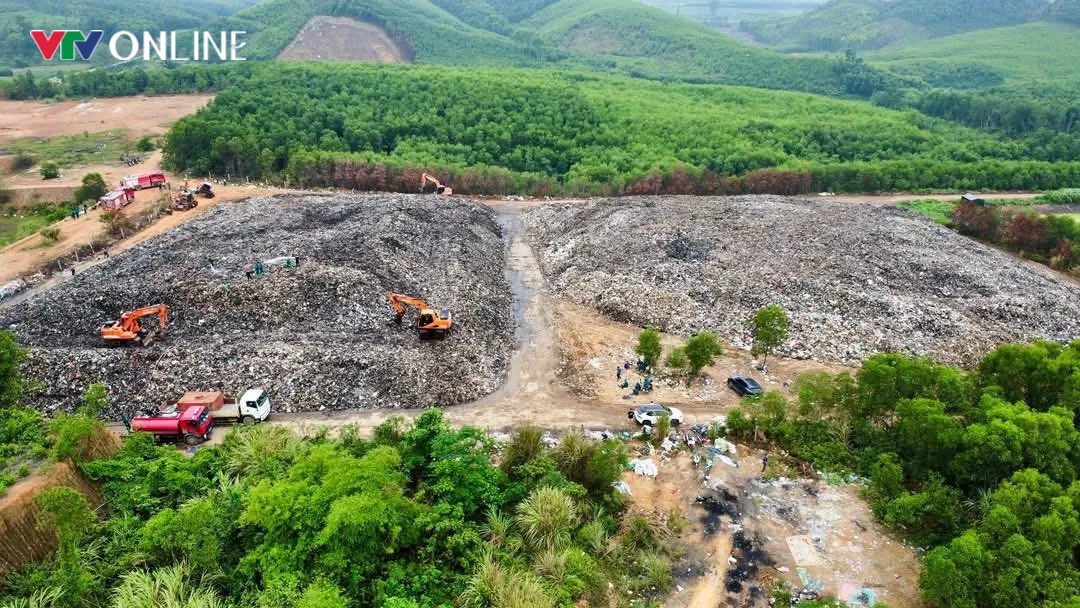 Nghệ An: Dập tắt ho&agrave;n to&agrave;n đ&aacute;m ch&aacute;y b&atilde;i r&aacute;c sau hơn 10 ng&agrave;y ch&aacute;y &acirc;m ỉ - Ảnh 1.