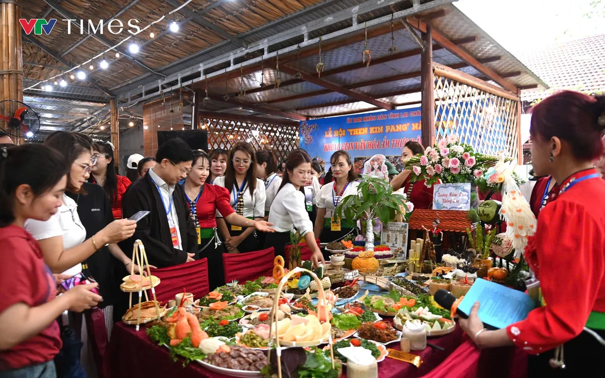 “Bữa tiệc” núi rừng tại Lễ hội Then Kin Pang. Ảnh: Đức Duẩn