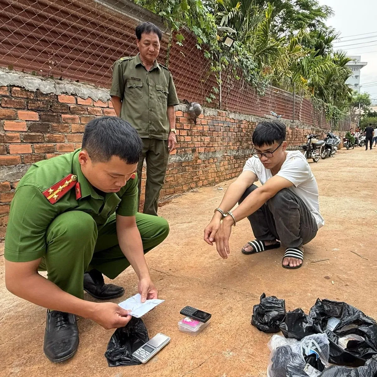 Đắk Lắk: Bắt đối tượng chuy&ecirc;n thu&ecirc; nh&agrave; trọ để mua b&aacute;n ma t&uacute;y- Ảnh 1.