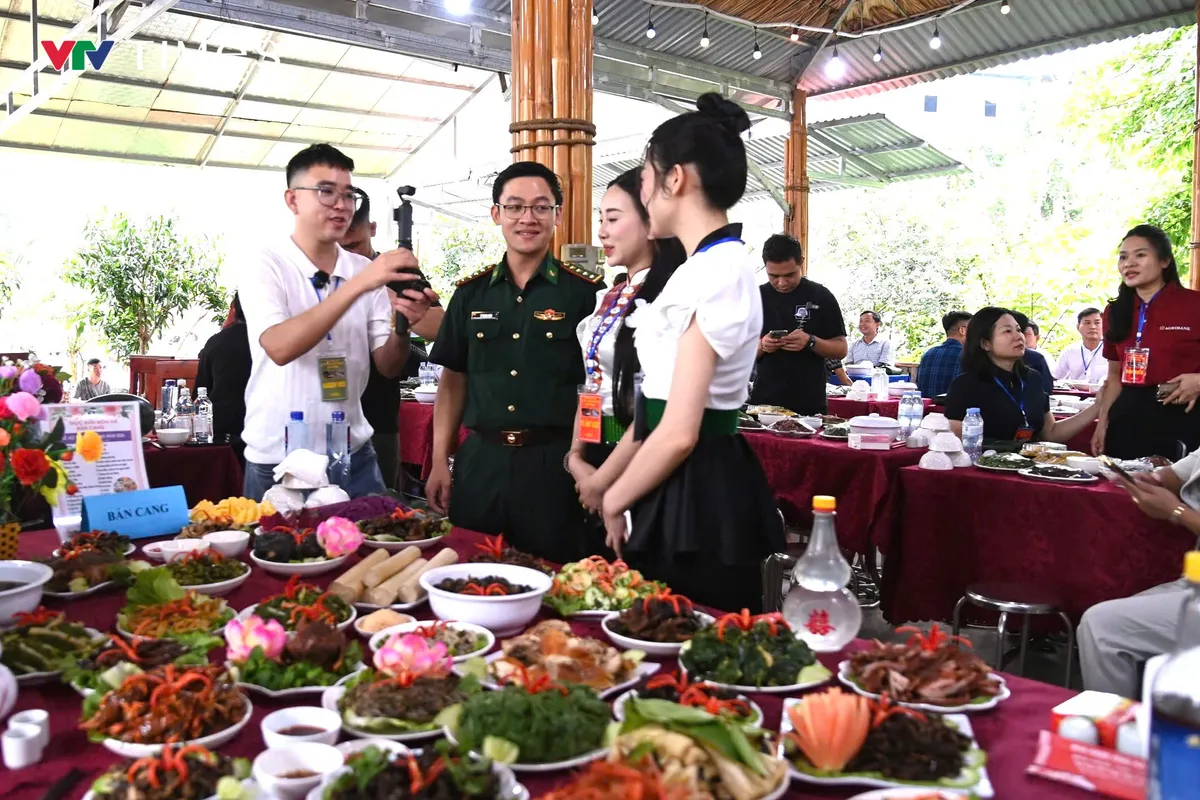 Hương vị n&uacute;i rừng lan tỏa từ Hội thi ẩm thực Then Kin Pang 2026 - Ảnh 7.