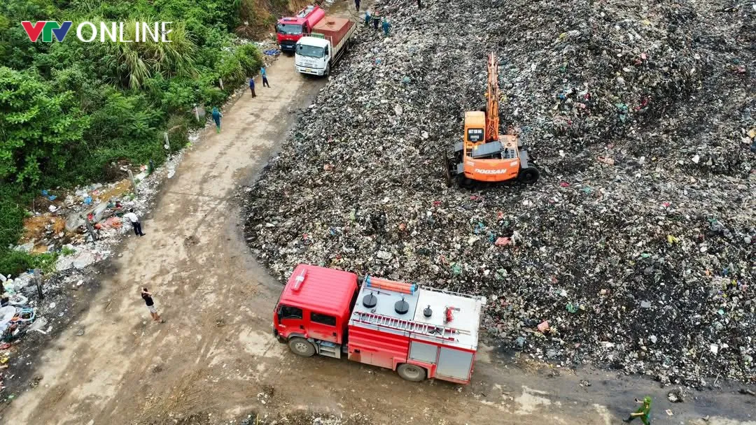 Nghệ An: Dập tắt ho&agrave;n to&agrave;n đ&aacute;m ch&aacute;y b&atilde;i r&aacute;c sau hơn 10 ng&agrave;y ch&aacute;y &acirc;m ỉ - Ảnh 2.