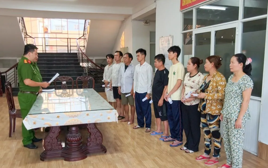 Cơ quan điều tra đọc lệnh bắt bị can để tạm giam