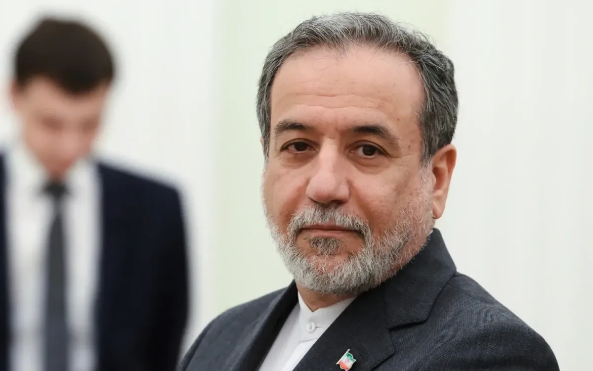 Ngoại trưởng Iran Abbas Araghchi chờ gặp Tổng thống Nga Vladimir Putin tại Moscow, Nga, ngày 26/4/2026. (Ảnh: AP)