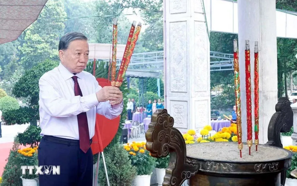 Tổng Bí thư, Chủ tịch nước Tô Lâm dâng hương tưởng niệm, tri ân các Anh hùng-Liệt sỹ tại Nghĩa trang Liệt sỹ Tân Biên (Nghĩa trang Liệt sỹ Đồi 82). (Ảnh: Thống Nhất/TTXVN)