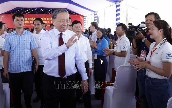 Tổng Bí thư, Chủ tịch nước Tô Lâm thăm, động viên công nhân, người lao động tại Thành phố Hồ Chí Minh. Ảnh: Thống Nhất/TTXVN