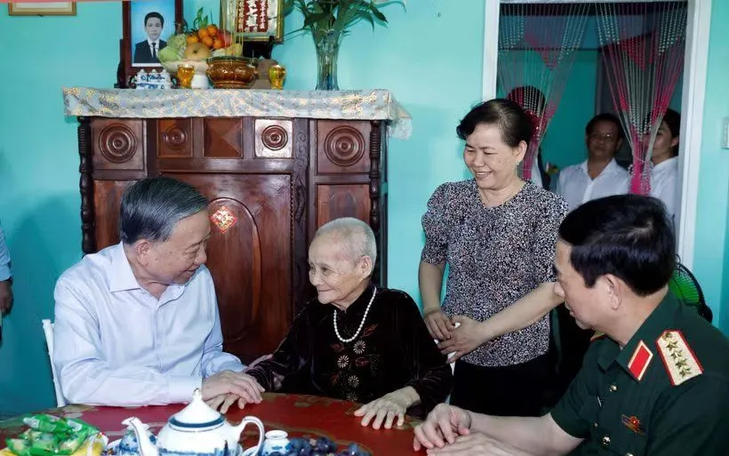 Tổng Bí thư, Chủ tịch nước Tô Lâm cùng Đoàn công tác của Trung ương đến thăm hỏi và tặng quà cho Mẹ Việt Nam Anh hùng Huỳnh Thị Lơ. (Ảnh: Thống Nhất/TTXVN)