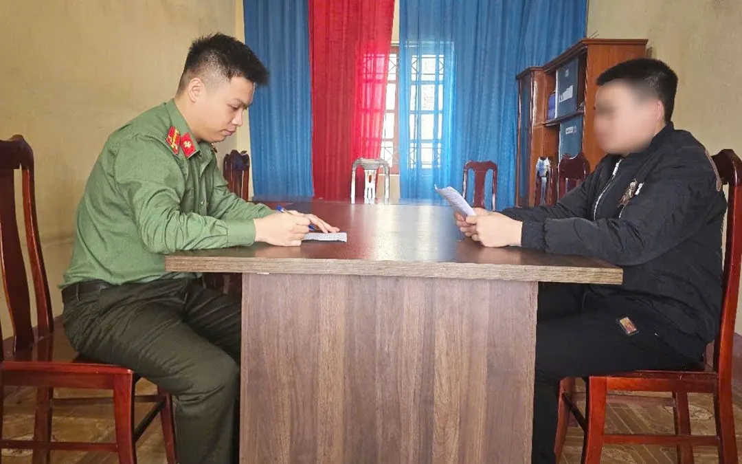 Công an xã Tân Khánh làm việc với công dân xuất cảnh trái phép.
