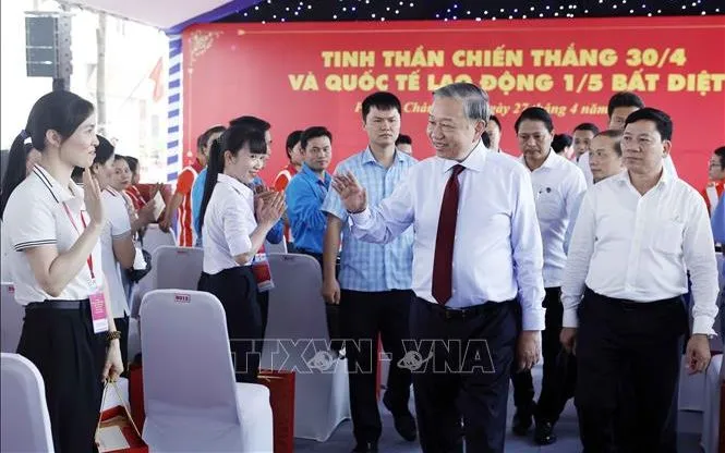 Tổng Bí thư, Chủ tịch nước Tô Lâm thăm, động viên công nhân, người lao động tiêu biểu tại Thành phố Hồ Chí Minh. Ảnh: TTXVN
