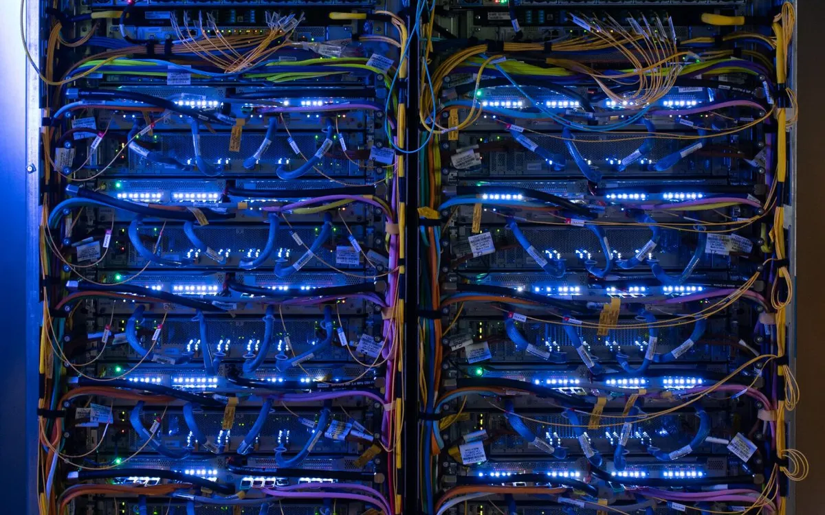 Hai giá máy TPU 8i, mỗi giá gồm 8 bảng mạch với 4 TPU trên mỗi bảng. (Ảnh: Google)