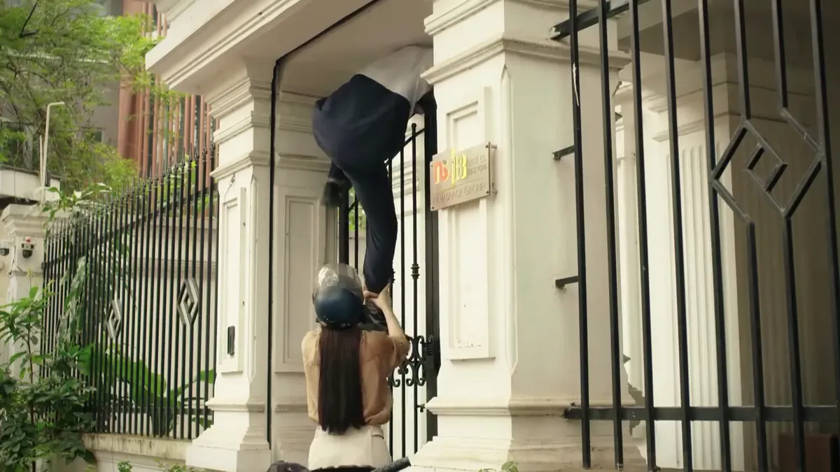 Bước ch&acirc;n v&agrave;o đời - Tập 28: C&ocirc; Giang ngất xỉu, Minh tr&egrave;o cổng giải cứu- Ảnh 3.