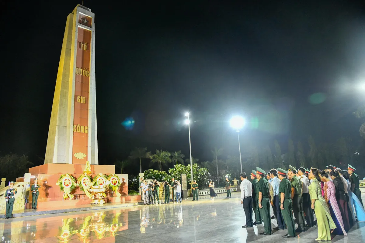 Tiếp tục thực hiện tốt ch&iacute;nh s&aacute;ch hậu phương Qu&acirc;n đội, chăm lo người c&oacute; c&ocirc;ng - Ảnh 1.