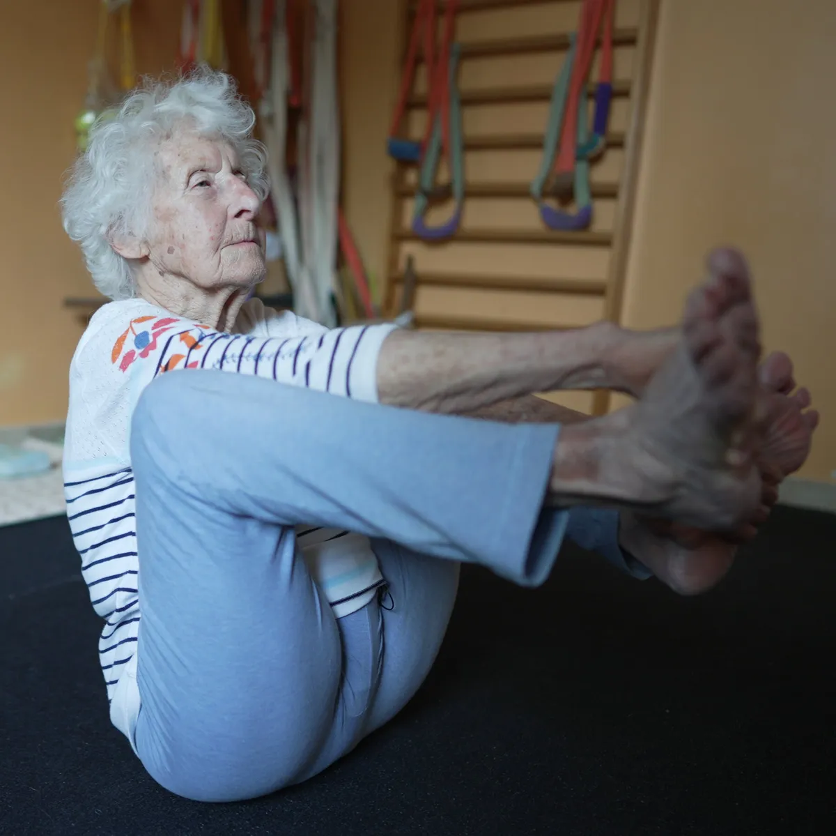 B&iacute; quyết sống khỏe của một gi&aacute;o vi&ecirc;n yoga 102 tuổi- Ảnh 3.