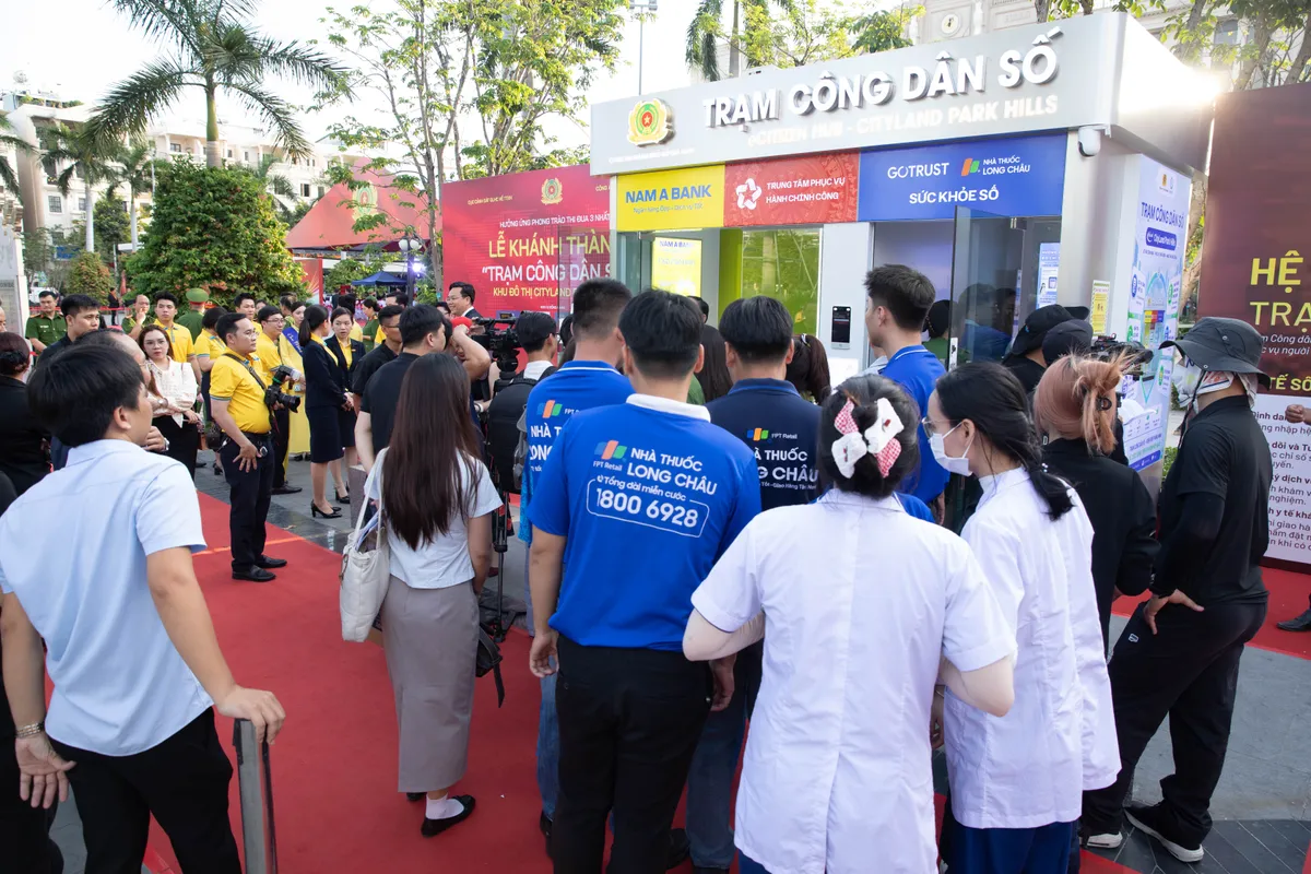 Người d&acirc;n TP Hồ Ch&iacute; Minh bất ngờ với Trạm C&ocirc;ng d&acirc;n số &ldquo;tất cả trong một&rdquo; ngay s&aacute;t nh&agrave;- Ảnh 1.