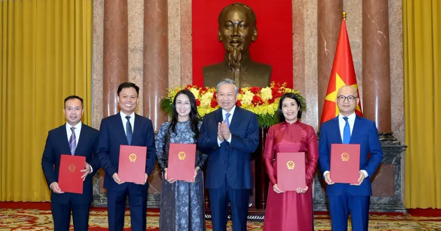Tổng B&iacute; thư, Chủ tịch nước T&ocirc; L&acirc;m trao quyết định bổ nhiệm 5 Đại sứ Việt Nam tại nước ngo&agrave;i- Ảnh 1.