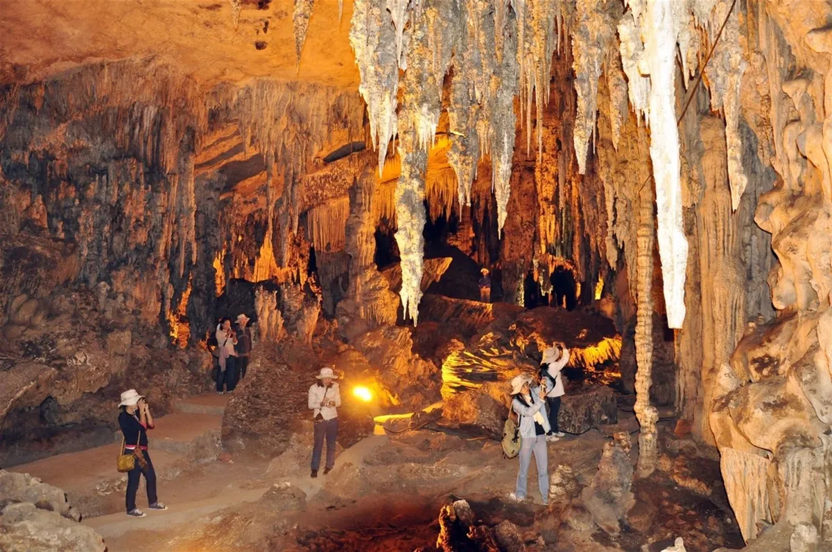 Kh&aacute;m ph&aacute; Hua Mạ: Hang động lung linh huyền ảo giữa n&uacute;i rừng Ba Bể- Ảnh 2.