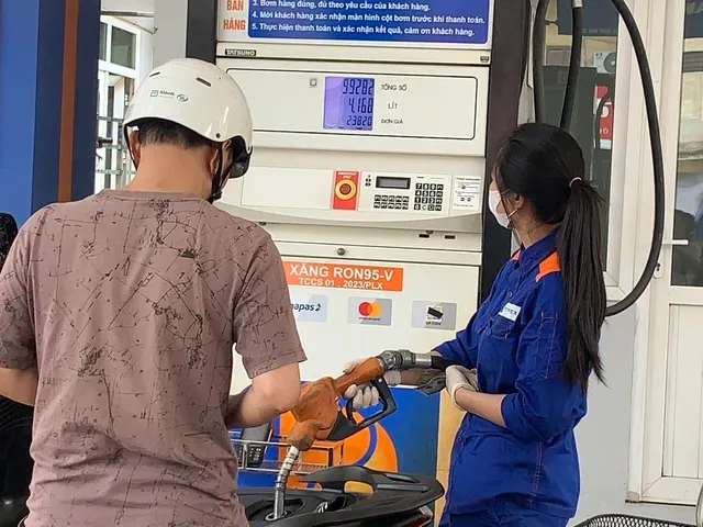 Từ 29/4, ch&iacute;nh thức loại dầu hỏa khỏi điều h&agrave;nh gi&aacute; định kỳ, loạt thuế xăng dầu đồng loạt về 0- Ảnh 1.