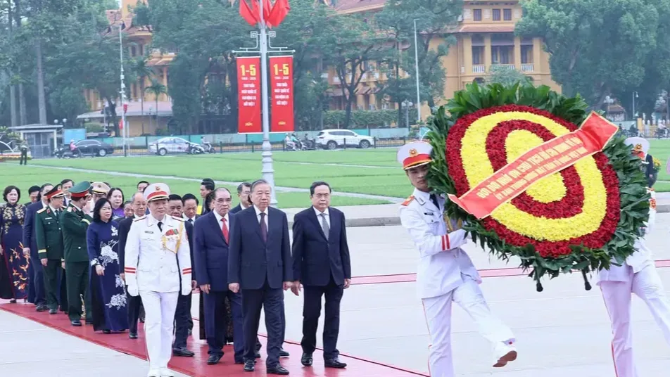 L&atilde;nh đạo Đảng, Nh&agrave; nước viếng Chủ tịch Hồ Ch&iacute; Minh nh&acirc;n dịp 30/4- Ảnh 1.