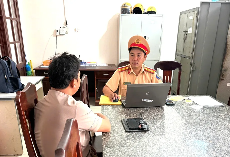 Xe tải vượt ẩu, đối đầu &ocirc; t&ocirc; con tr&ecirc;n đường Đ&ocirc;ng Trường Sơn (Đắk Lắk)  - Ảnh 2.