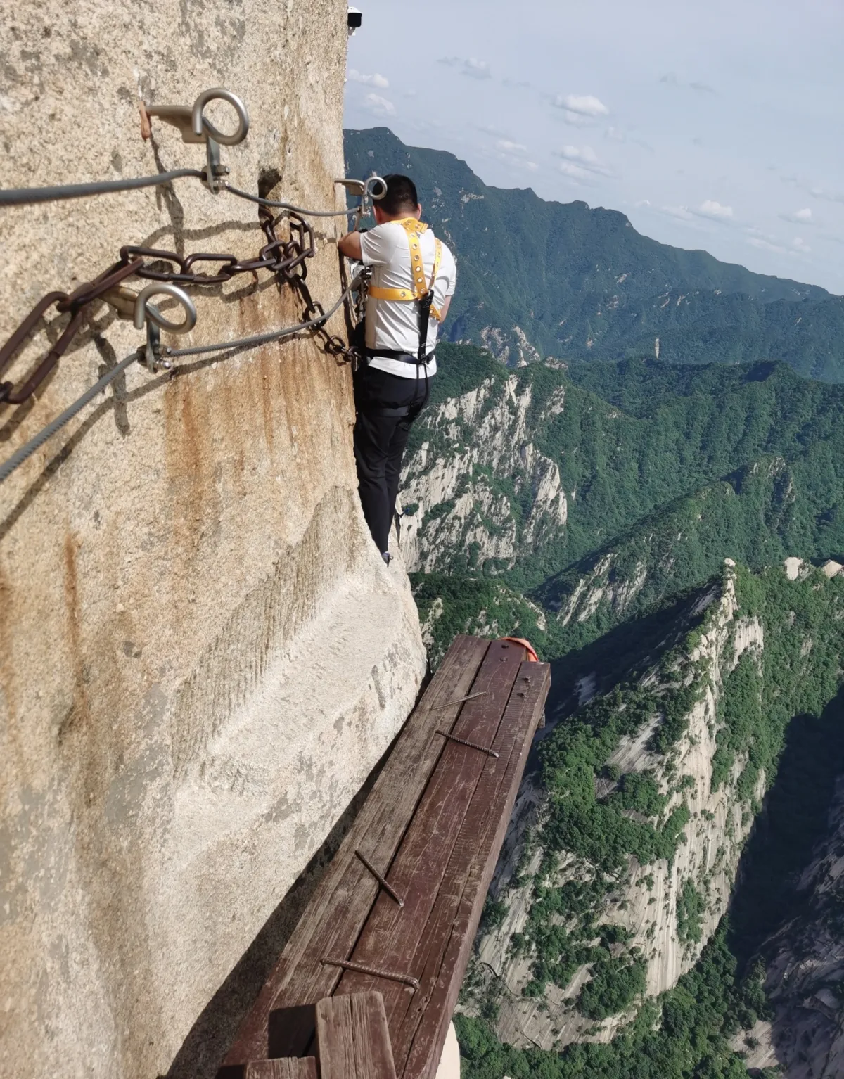 Lối đi bộ nguy hiểm nhất thế giới tr&ecirc;n n&uacute;i Hoa Sơn: Nơi mỗi bước ch&acirc;n l&agrave; một lần thử th&aacute;ch sinh tử- Ảnh 3.