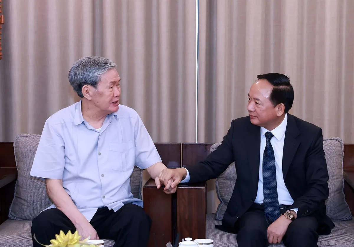 Trưởng ban Tuy&ecirc;n gi&aacute;o v&agrave; D&acirc;n vận Trung ương Trịnh Văn Quyết thăm, ch&uacute;c mừng nguy&ecirc;n Thường trực Ban B&iacute; thư Đinh Thế Huynh- Ảnh 1.