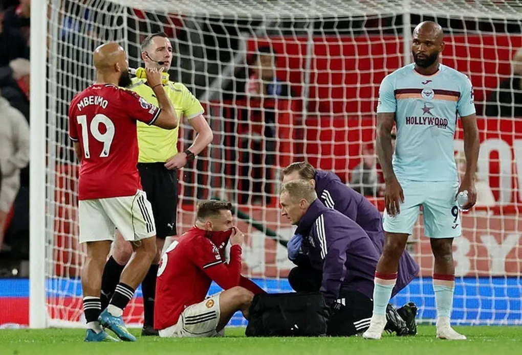 Man Utd trả gi&aacute; sau chiến thắng trước Brentford, Luke Shaw d&iacute;nh chấn thương đ&aacute;ng lo- Ảnh 1.