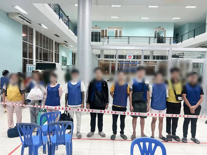 13 c&ocirc;ng d&acirc;n bị Campuchia trục xuất v&igrave; li&ecirc;n quan lừa đảo trực tuyến - Ảnh 1.