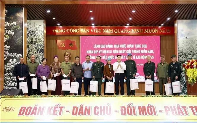 Chủ nhiệm Ủy ban Kiểm tra Trung ương Trần Sỹ Thanh thăm, tặng qu&agrave; gia đ&igrave;nh ch&iacute;nh s&aacute;ch tại Sơn La- Ảnh 1.