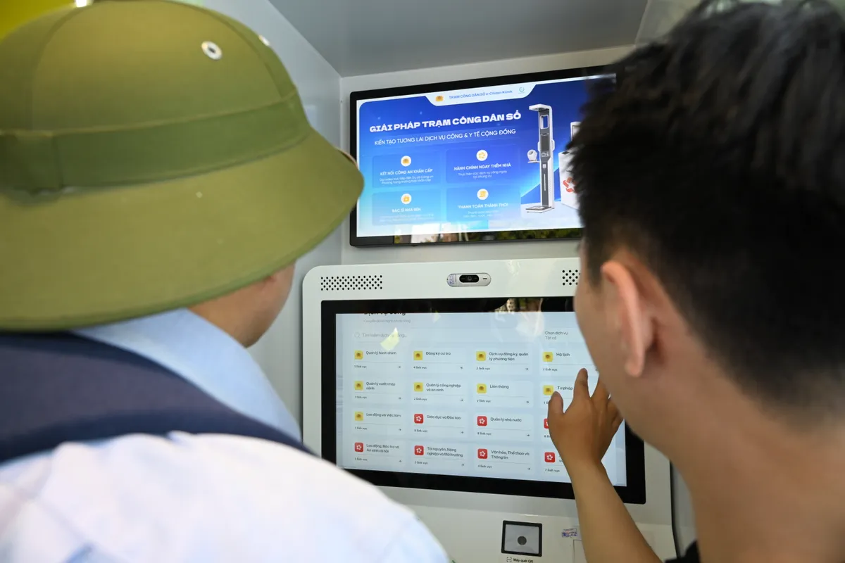 Người d&acirc;n TP Hồ Ch&iacute; Minh bất ngờ với Trạm C&ocirc;ng d&acirc;n số &ldquo;tất cả trong một&rdquo; ngay s&aacute;t nh&agrave;- Ảnh 4.