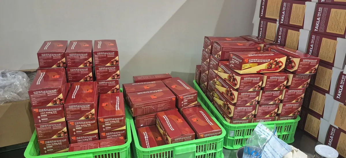 Ph&aacute;t hiện h&agrave;ng ngh&igrave;n thực phẩm kh&ocirc;ng r&otilde; nguồn gốc b&aacute;n tr&ecirc;n TikTok Shop, Shopee- Ảnh 2.