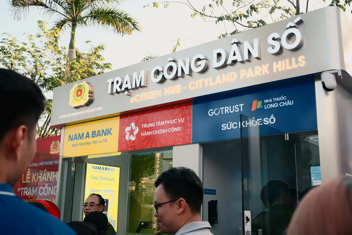 Người d&acirc;n TP Hồ Ch&iacute; Minh bất ngờ với Trạm C&ocirc;ng d&acirc;n số &ldquo;tất cả trong một&rdquo; ngay s&aacute;t nh&agrave;- Ảnh 3.