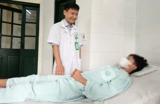 Nam sinh 12 tuổi bị b&uacute;t bi đ&acirc;m thủng tầng sinh m&ocirc;n do tr&ograve; đ&ugrave;a trong lớp- Ảnh 1.