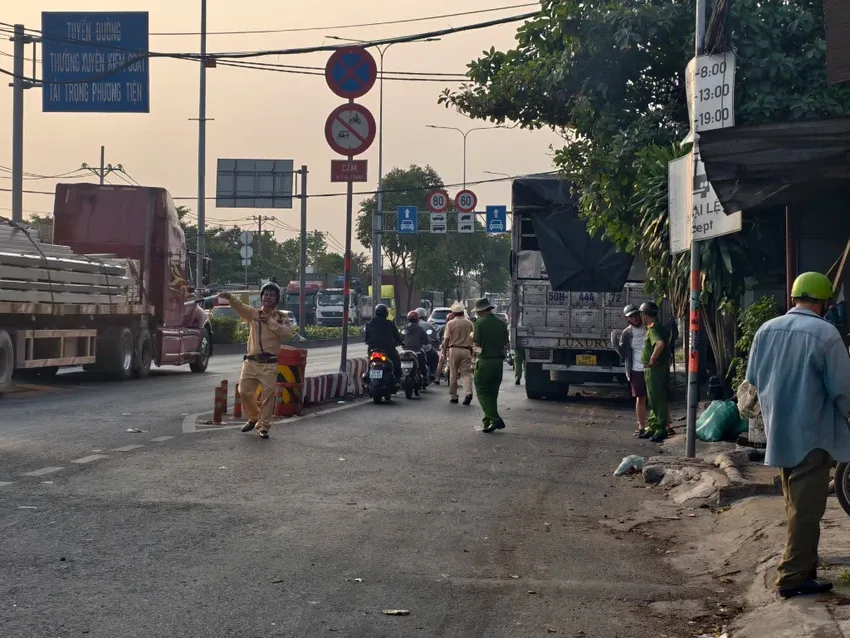 Xe tải t&ocirc;ng loạt xe m&aacute;y, lao v&agrave;o nh&agrave; d&acirc;n, 2 người thương vong - Ảnh 1.