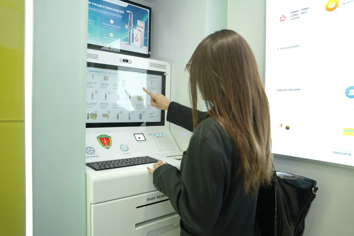 Người d&acirc;n TP Hồ Ch&iacute; Minh bất ngờ với Trạm C&ocirc;ng d&acirc;n số &ldquo;tất cả trong một&rdquo; ngay s&aacute;t nh&agrave;- Ảnh 5.