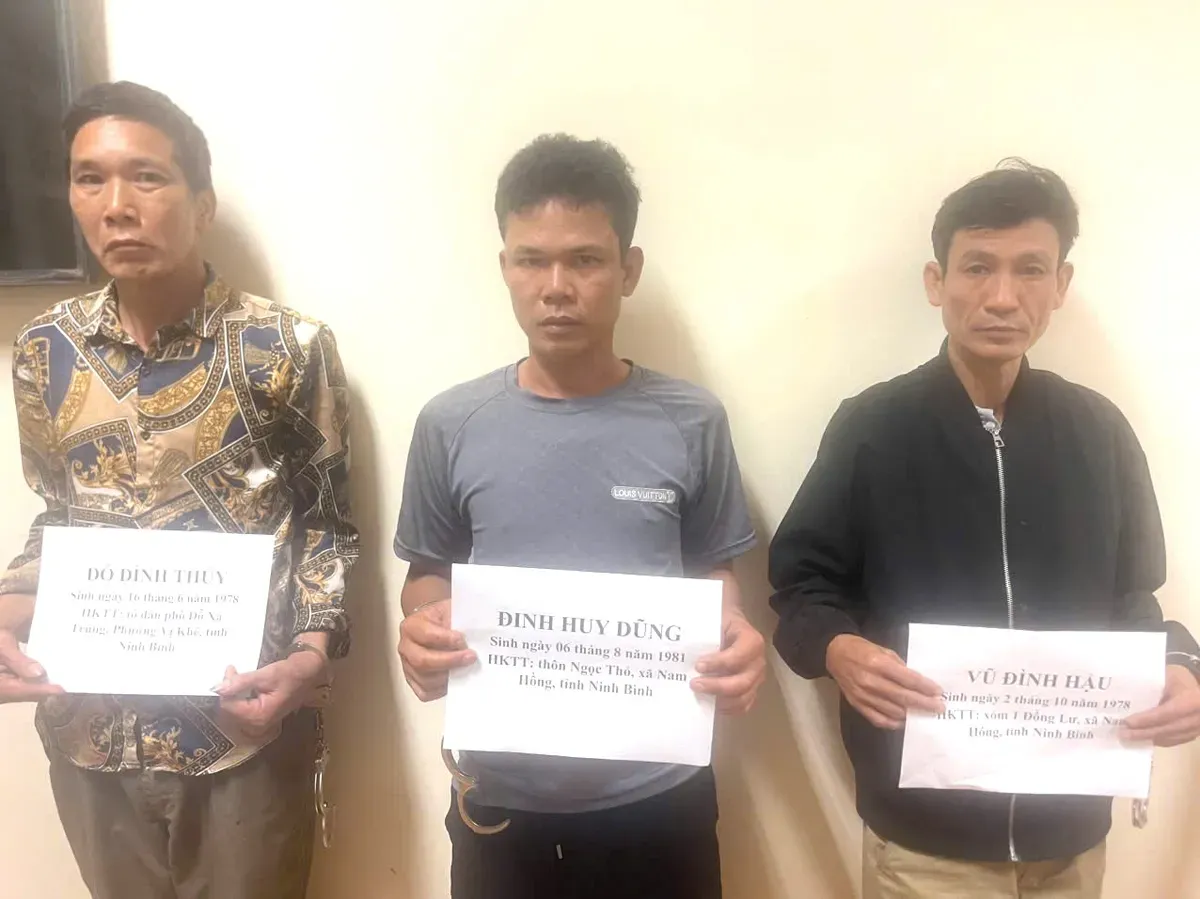 Triệt ph&aacute; tụ điểm ma t&uacute;y trong khu d&acirc;n cư, C&ocirc;ng an x&atilde; bắt giữ 3 đối tượng- Ảnh 1.