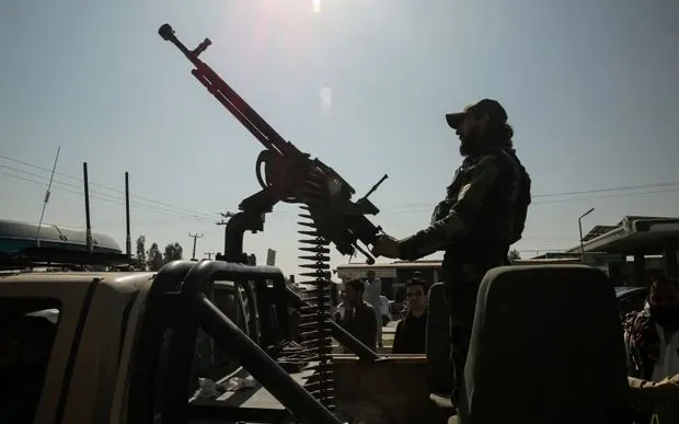 Một thành viên an ninh Taliban di chuyển trên xe vũ trang tại Jalalabad, Afghanistan (Ảnh: AFP)