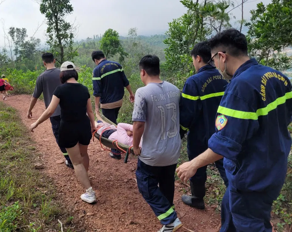 Giải cứu người phụ nữ trượt ng&atilde;, nghi g&atilde;y ch&acirc;n tr&ecirc;n n&uacute;i Sơn Đ&agrave;o (Hải Ph&ograve;ng)- Ảnh 1.