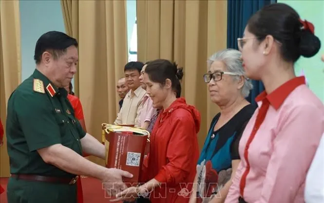 Đại tướng Nguyễn Trọng Nghĩa tặng quà các gia đình chính sách. 